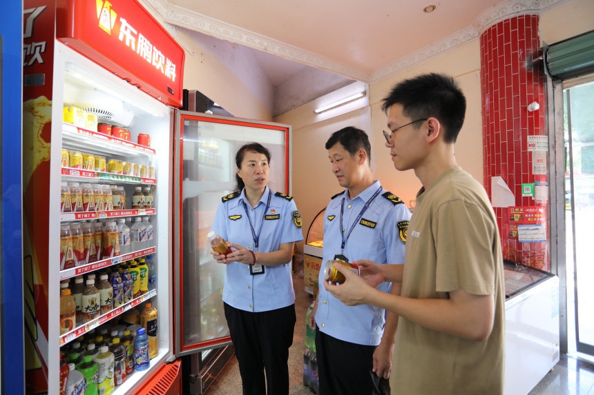 梅县区丙村镇综合行政执法队走进商铺检查。(吴丽伶 摄).jpg